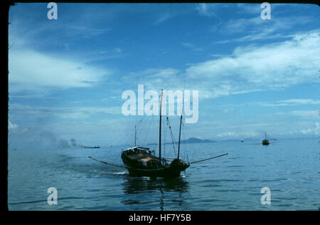 Ein Boot, das durch das Delta zwischen Macau, China und Hongkong fährt und die Wasserstraße zeigt, die diese Regionen verbindet. Dieses Foto zeigt den wasserbasierten Transport der Region und die geografische Verbindung zwischen zwei bedeutenden Gebieten in Ostasien. Stockfoto