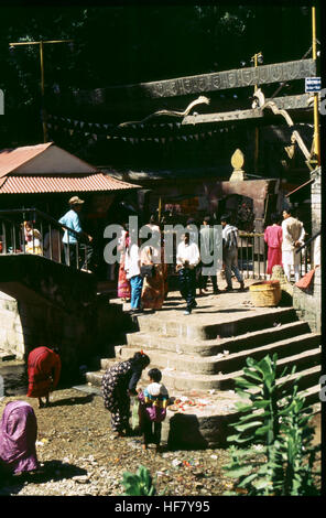 Dieses Bild zeigt das heilige Gebiet in der Nähe des Bagmati River, einem Nebenfluss im Kathmandu Valley, Nepal, bekannt für seine religiöse Bedeutung und Rituale, die mit hinduistischen und buddhistischen Praktiken verbunden sind. Stockfoto