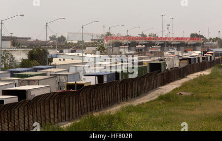 Eine lange Reihe von LKW-Anhänger warten auf Einreise in die USA aus Mexiko bei Otay Mesa, Kalifornien/USA, Einreise, 22. Juni 2016.  von Glenn Fawcett Stockfoto