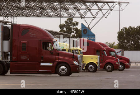 Traktoranhänger warten auf grünes Licht von US Customs and Border Protection Officers nach für die Einreise in die USA bei Otay Mesa, Kalifornien/USA, Einreise, 22. Juni 2016 gezeigt.  von Glenn Fawcett Stockfoto