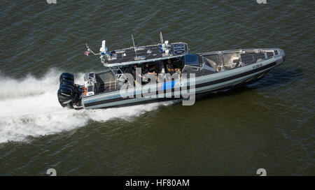 Customs Border Protection Luft- und Marine Operations bereitstellen eine neue Anlage um die Vereinigten Staaten zu schützen. Marine Interdiction Agents verwenden das Coastal Interceptor-Schiff in den Küstengewässern zu maritimen Schmuggel zu bekämpfen und zu verteidigen die Wasserwege entlang unseres Landes Grenze von Terrorakten. 41-Fuß Interceptor-Klasse Coastal Interceptor Schiff bietet Marine Verbot Agenten Schutz, Mobilität und Zuverlässigkeit abzufangen und maritime Schmuggler festzunehmen.  Das Coastal Interceptor-Schiff wird auf marine-Einheiten bundesweit, einschließlich Puerto Rico und die US-Virgin Isl bereitgestellt werden Stockfoto