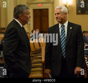 Haus und Wege Unterausschuss Vorsitzender Dave Reichert spricht mit CBP Kommissar R. Gil Kerlikowske vor seinem Zeugnis vor dem House Ways and Means Committee auf die Durchsetzung und Umsetzung der Handelserleichterungen und Handel Enforcement Act des Jahres 2015 in Washington D.C. Foto von James Tourtellotte. Stockfoto