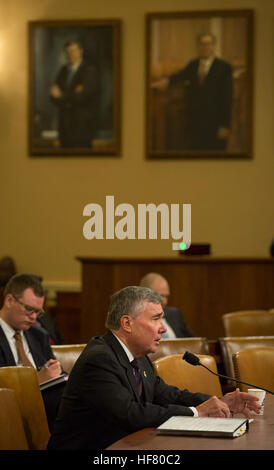 CBP Kommissar R. Gil Kerlikowske bezeugt vor dem House Ways and Means Committee auf die Durchsetzung und Umsetzung der Handelserleichterungen und Handel Enforcement Act des Jahres 2015 in Washington D.C. Foto von James Tourtellotte. Stockfoto