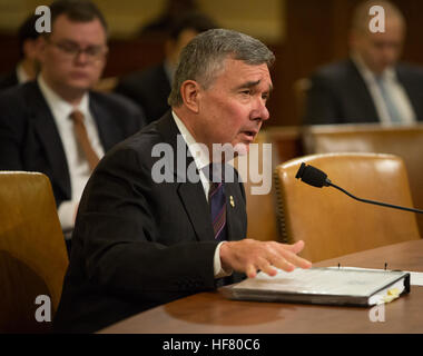 CBP Kommissar R. Gil Kerlikowske bezeugt vor dem House Ways and Means Committee auf die Durchsetzung und Umsetzung der Handelserleichterungen und Handel Enforcement Act des Jahres 2015 in Washington D.C. Foto von James Tourtellotte. Stockfoto