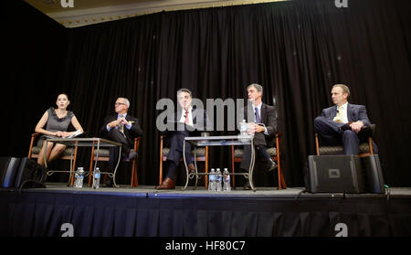 U.S. Customs and Border Protection Executive Assistant Commissioner Brenda Smith, Büro für Handel, links, beteiligt sich an eine Podiumsdiskussion zum Thema automatisierte Handelsumwelt, während der US-Air Cargo Industrie Angelegenheiten Summit in Washington, DC, 4. Oktober 2016.  von Glenn Fawcett Stockfoto