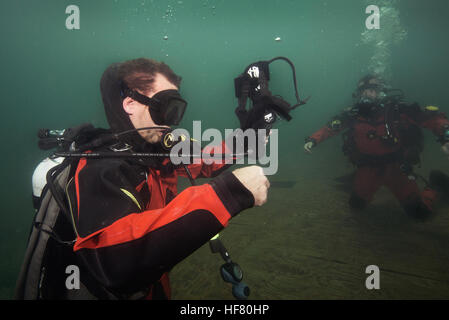 U.S. Border Patrol Agent Carl Newmayer zeigt das korrekte Anlegen einer Full-Face Tauchgang machen unter Wasser zu einem anderen Mitglied der Elite BORSTAR-Dive-Team beim Training im Umgang mit der Maske und trocknen Anzüge bei Morrison Springs in der Nähe von Panama City, Florida, 23. Mai 2016.  von Glenn Fawcett Stockfoto