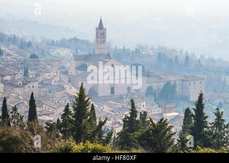 Assisi im Nebel und die Basilika Santa Chiara (St. Clare), Provinz Perugia, Umbrien Region, Italien. Stockfoto