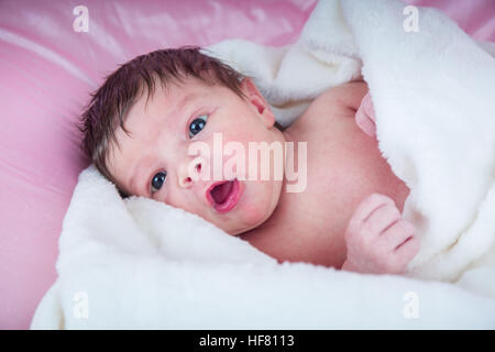 Zwölf Tage alten Babymädchen in eine Decke gehüllt Stockfoto