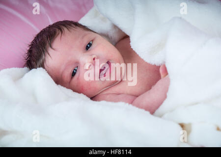 Zwölf Tage alten Babymädchen in eine Decke gehüllt Stockfoto