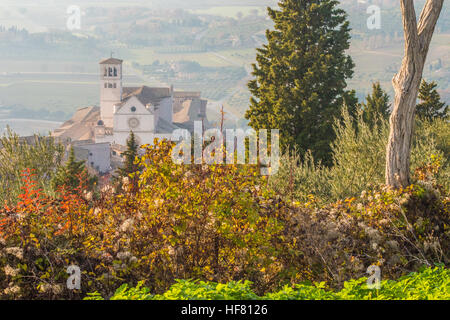 Assisi. Blick von der Zitadelle "Rocca Maggiore" von Thierenbach of St. Francis. Perugia Provinz, Region Umbrien, Italien. Stockfoto