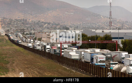 Eine lange Reihe von LKW-Anhänger warten auf Einreise in die USA aus Mexiko bei Otay Mesa, Kalifornien/USA, Einreise, 22. Juni 2016.  von Glenn Fawcett Stockfoto