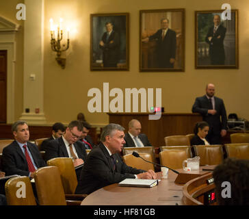 CBP Kommissar R. Gil Kerlikowske bezeugt vor dem House Ways and Means Committee auf die Durchsetzung und Umsetzung der Handelserleichterungen und Handel Enforcement Act des Jahres 2015 in Washington D.C. Foto von James Tourtellotte. Stockfoto