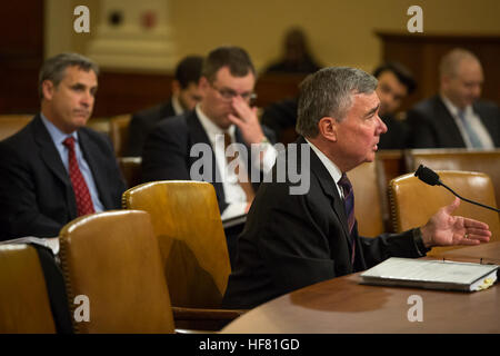 CBP Kommissar R. Gil Kerlikowske bezeugt vor dem House Ways and Means Committee auf die Durchsetzung und Umsetzung der Handelserleichterungen und Handel Enforcement Act des Jahres 2015 in Washington D.C. Foto von James Tourtellotte. Stockfoto