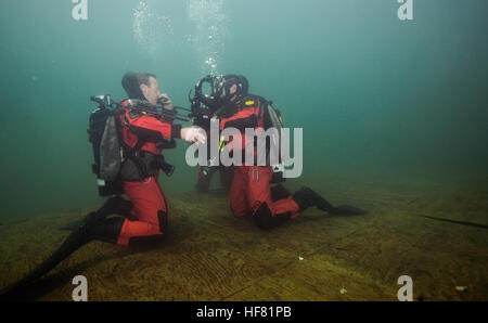 US Border Patrol Agenten zugewiesen, die Elite BORSTAR Dive Team Praxis die Fähigkeit unter Wasser eine Vollmaske Tauchmaske anlegen, wie sie bei der Verwendung von Trockentauchanzüge bei Morrison Springs in der Nähe von Panama City, Florida, 23. Mai 2016 Zug.  von Glenn Fawcett Stockfoto