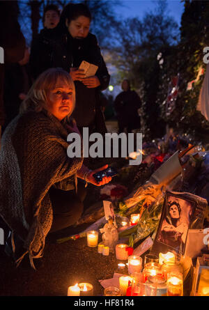 Trauernden versammeln sich am George Michaels Haus in Highgate, Nord-London, UK, zu legen Blumen und zollen nach Tod des Sängers. Stockfoto