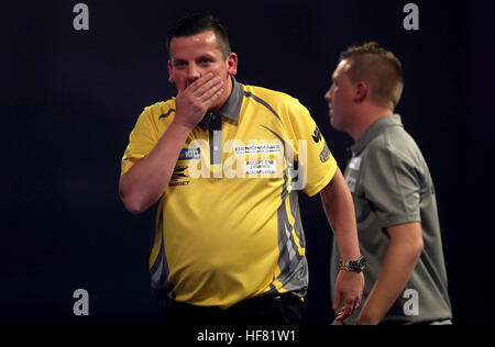 Dave Chisnall nach dem Sieg gegen Chris Dobey in ihrem Spiel tagsüber zehn der William Hill Dart Weltmeisterschaft im Alexandra Palace, London. Stockfoto