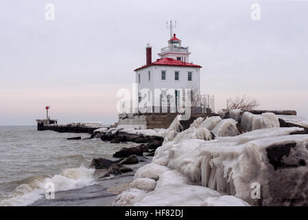 Leuchtturm im Headlands Beach State Park in der Nähe von Cleveland, Ohio, mit Eis bedeckt. Stockfoto