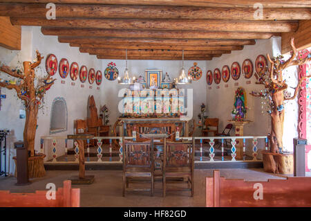 Innenraum der Kapelle von El Santo Niño de Atocha an der Chimayó Heiligtum, New Mexico, USA Stockfoto