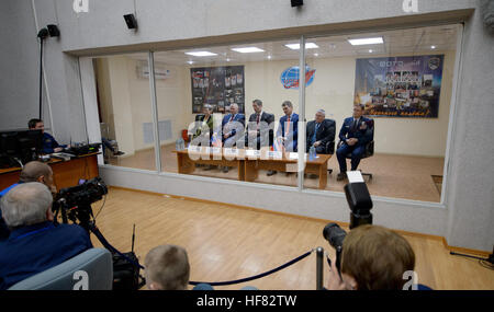 Expedition 50 Prime und backup Besatzungen gelten in Quarantäne hinter Glas während der Staatskommission Besprechung den Sojus-Start auf der internationalen Raumstation aus links, NASA-Astronaut Peggy Whitson, russischer Kosmonaut Oleg Novitskiy von Roskosmos, ESA-Astronaut Thomas Pesquet, backup Crew-Mitglieder-ESA-Astronaut Paolo Nespoli, russische Kosmonauten Fyodor Yurchikhin von Roskosmos, genehmigen und NASA-Astronaut Jack Fischer , Mittwoch, 16. November 2016 im Kosmonauten Hotel in Baikonur, Kasachstan. Sarah Leah Whitson, Novitskiy und Pesquet startet vom Weltraumbahnhof Baikonur in Kasachstan am Morgen nicht Stockfoto
