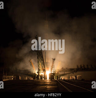 Sojus MS-03 startete vom Kosmodrom Baikonur in Kasachstan aus mit den Besatzungsmitgliedern Peggy Whitson, Oleg Novitskiy und Thomas Pesquet der Expedition 50 für eine sechsmonatige Mission an Bord der Internationalen Raumstation, die Wissenschaft, Technologie und menschliche Raumflugoperationen unterstützt. Stockfoto