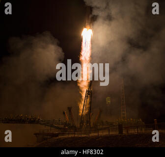 Das Raumschiff Sojus MS-03 startet vom Weltraumbahnhof Baikonur Expedition 50 Besatzungsmitglieder NASA-Astronaut Peggy Whitson, russischer Kosmonaut Oleg Novitskiy von Roskosmos, mit ESA-Astronaut Thomas Pesquet vom Weltraumbahnhof Baikonur in Kasachstan, Freitag, 18. November 2016, (Kasachisch-Zeit) (Nov 17 Eastern Time). Sarah Leah Whitson, Novitskiy und Pesquet verbringen etwa sechs Monate auf der orbital Komplex. Stockfoto