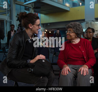 Christine Richie, eine ehemalige NASA-„Human Computer“, wird bei einer Veranstaltung im Virginia Air and Space Center interviewt, die das Erbe der NASA-Abteilung West Area Computers feiert. Das Ereignis fiel mit der Premiere von „Hidden Figures“ zusammen, einem Film über Katherine Johnson, eine Pioniermathematikerin, die zu John Glenns Flugverlaufberechnungen beitrug. Stockfoto