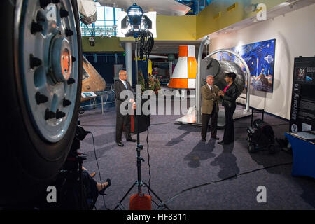 NASA-Administrator Charles Bolden wird interviewt von Medien bei einem Empfang zu Ehren der NASA "menschliche Computer" auf Donnerstag, 1. Dezember 2016, im Virginia Air and Space Center in Hampton, VA. Danach kamen die Gäste einer Premiere von"versteckt" einen Film, der Sterne Henson als Katherine Johnson, der afrikanischen amerikanischen Mathematiker, Physiker und Raum Wissenschaftler, der Flug Trajektorien für ersten Orbitalflug John Glenn 1962 berechnet. Ebenfalls vorhanden sind Octavia Spencer als Dorothy Vaughan und Janelle Monae als Mary Jackson, Johnson es Kollegen in die segrega Stockfoto