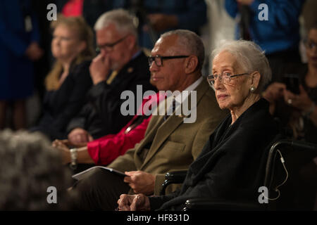 Charles Bolden und Katherine Johnson wurden im Virginia Air and Space Center für die Beiträge der NASA „Human Computers“ geehrt. Die Veranstaltung beinhaltete die Filmpremiere „Hidden Figures“, die Johnsons Arbeit über John Glenns Orbitalflug 1962 hervorhob. Stockfoto
