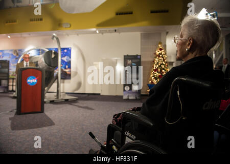 Katherine Johnson, Mathematikerin und Physikerin der NASA, wurde am Virginia Air and Space Center für ihre Beiträge zu Orbitalberechnungen, Weltraummissionen und wissenschaftlicher Forschung geehrt, die während der Premiere von „Hidden Figures“ hervorgehoben wurden, die Pionierfrauen der Afroamerikaner in der NASA feierte. Stockfoto