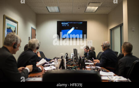 NASA Beamte überwachen den Fortschritt einer United Launch Alliance Atlas V-Rakete mit der NASA Ursprünge, Spectral Interpretation Ressource Identifikation, Sicherheit-Regolith Explorer (OSIRIS-REx) nach dem Start von der Atlas V Spaceflight Operations Center auf Donnerstag, 8. September 2016 am Cape Canaveral Air Force Station in Florida. OSIRIS-REx werden die erste US-Mission zu probieren ein Asteroid, mindestens zwei Unzen von Oberflächenmaterial abzurufen und auf die Erde zurückkehren, für das Studium. Der Asteroid Bennu, kann Hinweise auf den Ursprung des Sonnensystems und die Quelle von Wasser und organischen Molekülen gefunden o halten Stockfoto