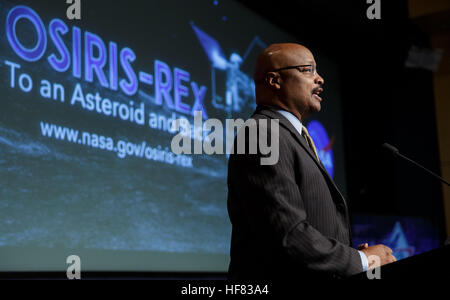 NASA Senior Public Affairs Officer Dwayne Brown sieht man bei einem Briefing auf NASA Herkunft, Spectral Interpretation, Ressource Identifikation, Sicherheit-Regolith Explorer (OSIRIS-REx) mission, Mittwoch, 17. August 2016 im NASA-Hauptquartier in Washington.  OSIRIS-REx wird wird voraussichtlich am 8. September von Cape Canaveral Air Force Station in Florida starten und die erste US-Mission zu probieren ein Asteroid, mindestens zwei Unzen von Oberflächenmaterial abzurufen und auf die Erde zurückkehren, für das Studium. Der Asteroid Bennu, kann Hinweise auf den Ursprung des Sonnensystems und die Quelle von Wasser und organischen Molec halten Stockfoto