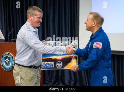 NASA-Astronaut Tim Kopra präsentiert Cos Coslett, Leiter der Kommunikation, Defense Information School, mit einer Montage von Expedition 47, Dienstag, 13. September 2016 in ft. Meade in Maryland. Aubrey Gemignani) Stockfoto