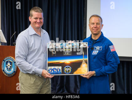 NASA-Astronaut Tim Kopra posiert für ein Foto mit Cos Coslett, Leiter der Kommunikation, Defense Information School, nach der Vorstellung ihn mit einer Montage von Expedition 47, Dienstag, 13. September 2016 in ft. Meade in Maryland. Aubrey Gemignani) Stockfoto