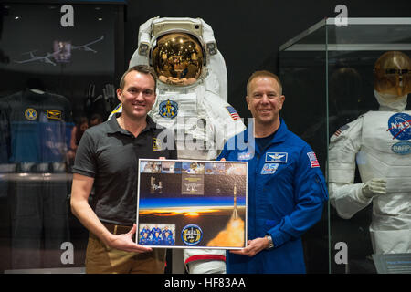 Secretary Of The Army, Eric Fanning, links, posiert für ein Foto mit NASA-Astronaut Tim Kopra, rechts, nachdem Kopra ihn mit einer Montage von Expedition 47, Dienstag, 13. September 2016 an das Smithsonian National Air and Space Museum in Washington vorgestellt. Aubrey Gemignani) Stockfoto