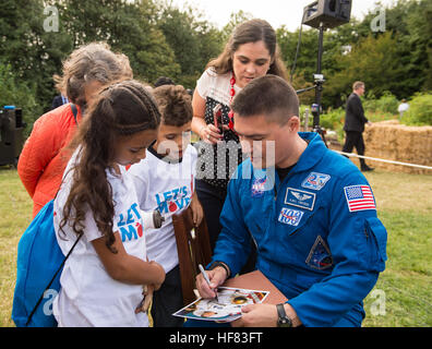 NASA-Astronaut Kjell Lindgren unterschreibt ein Foto für Studierende nach der Ernte der White House Küchengarten mit First Lady Michelle Obama und Schüler von Schulen landesweit auf Donnerstag, 6. Oktober 2016 in Washington. Im Frühjahr trat NASA Beamte die First Lady in Pflanzen Samen in den Garten, einschließlich Sämlinge derselben Sorte von Salat, die als Bestandteil der Veggie-Experiment auf der internationalen Raumstation angebaut wurden. Lindgren geerntet die ursprüngliche Ernte von Salat an Bord der Raumstation während seiner Zeit im Orbit.  Aubrey Gemignani) Stockfoto