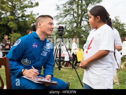 NASA-Astronaut Kjell Lindgren unterschreibt ein Foto für einen Studenten nach der Ernte der White House Küchengarten mit First Lady Michelle Obama und anderen Gästen auf Donnerstag, 6. Oktober 2016 in Washington. Im Frühjahr trat NASA Beamte die First Lady in Pflanzen Samen in den Garten, einschließlich Sämlinge derselben Sorte von Salat, die als Bestandteil der Veggie-Experiment auf der internationalen Raumstation angebaut wurden. Lindgren geerntet die ursprüngliche Ernte von Salat an Bord der Raumstation während seiner Zeit im Orbit.  Aubrey Gemignani) Stockfoto