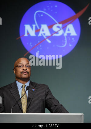 NASA Senior Public Affairs Officer Dwayne Brown sieht man bei einem Briefing auf NASA Herkunft, Spectral Interpretation, Ressource Identifikation, Sicherheit-Regolith Explorer (OSIRIS-REx) mission, Mittwoch, 17. August 2016 im NASA-Hauptquartier in Washington.  OSIRIS-REx wird wird voraussichtlich am 8. September von Cape Canaveral Air Force Station in Florida starten und die erste US-Mission zu probieren ein Asteroid, mindestens zwei Unzen von Oberflächenmaterial abzurufen und auf die Erde zurückkehren, für das Studium. Der Asteroid Bennu, kann Hinweise auf den Ursprung des Sonnensystems und die Quelle von Wasser und organischen Molec halten Stockfoto