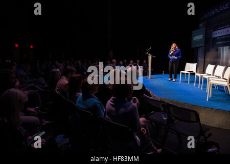 Dr. Ellen Stofan, Chefwissenschaftlerin der NASA, stellt ein Gremium auf der Grenzkonferenz des Weißen Hauses vor, in dem die Zukunft der Weltraumforschung und der permanenten Präsenz von Menschen auf anderen Planeten diskutiert wird, darunter Beiträge von Experten und NASA-Astronautin Serena Au. Stockfoto