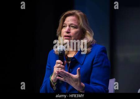 Dr. Ellen Stofan, wissenschaftlicher Leiter, NASA, moderiert ein Panel mit dem Titel "Nicht nur auf Besuch, sondern zu bleiben," einschließlich, Heather Hava, University of Colorado; Jason Dunn, machte im Raum; Roten Whittaker, Astrobotic; und NASA-Astronaut Serena Auñon Kanzler; auf der weißen Haus Grenzen Konferenz Donnerstag, 13. Oktober 2016 der Carnegie Mellon University in Pittsburgh, PA. White House Grenzen Konferenz, veranstaltet von Präsident Obama und Co-Gastgeber von der University of Pittsburgh und der Carnegie Mellon University, untersucht die Zukunft der Innovation mit einem Fokus auf US-Kapazitäten in der Wissenschaft Stockfoto