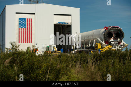 Die Antares-Rakete des Orbital ATK, die Cygnus trug, wurde in der NASA Wallops Flight Facility ausgerollt, um über 5.100 Pfund Fracht zur Internationalen Raumstation zu transportieren, um den Besatzungsbetrieb und die wissenschaftliche Forschung zu unterstützen. Stockfoto