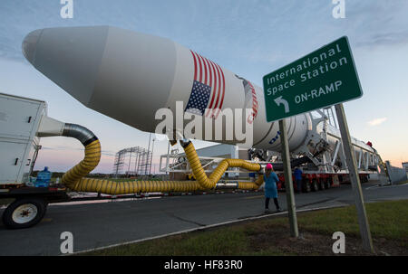 Die Antares-Rakete von Orbital ATK rollte zur Wallops Flight Facility Start Pad-0A für ihre sechste Fracht-Nachschub-Mission zur ISS und lieferte mehr als 5.100 Pfund Material und Forschungsausrüstung. Stockfoto