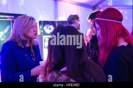 Dr. Ellen Stofan, wissenschaftlicher Leiter, NASA, im Gespräch mit Teilnehmern des weißen Hauses Grenzen Konferenz Astronomie Nacht am Allegheny Observatory, Donnerstag, 13. Oktober 2016 an der University of Pittsburgh in Pennsylvania. Der weiße Haus Grenzen Konferenz, veranstaltet von Präsident Obama und Co-Gastgeber von der University of Pittsburgh und der Carnegie Mellon University, untersucht die Zukunft der Innovation mit einem Fokus auf US-Kapazitäten in Wissenschaft und Technik. Aubrey Gemignani) Stockfoto