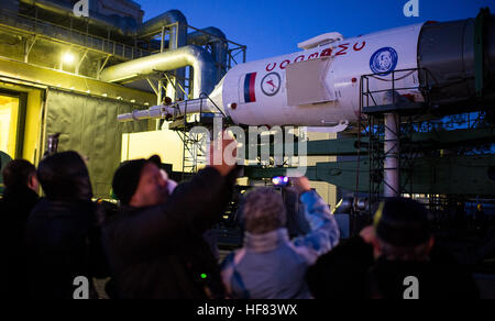 Das Raumschiff Sojus MS-02 ist mit dem Zug zur Startrampe mit dem Zug auf Sonntag, 16. Oktober 2016 am Weltraumbahnhof Baikonur in Kasachstan ausgerollt.   Expedition 49 Flugingenieur Shane Kimbrough der NASA, Sojus Kommandant Sergey Ryzhikov von Roskosmos und Flugingenieur Andrey Borisenko von Roskosmos werden voraussichtlich am 19. Oktober vom Weltraumbahnhof Baikonur in Kasachstan starten. Stockfoto