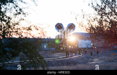 Das Raumschiff Sojus MS-02 ist mit dem Zug zur Startrampe mit dem Zug auf Sonntag, 16. Oktober 2016 am Weltraumbahnhof Baikonur in Kasachstan ausgerollt.   Expedition 49 Flugingenieur Shane Kimbrough der NASA, Sojus Kommandant Sergey Ryzhikov von Roskosmos und Flugingenieur Andrey Borisenko von Roskosmos werden voraussichtlich am 19. Oktober vom Weltraumbahnhof Baikonur in Kasachstan starten. Stockfoto