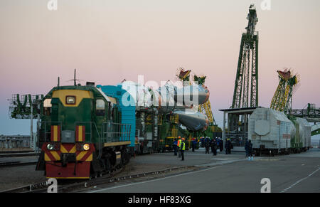 Das Raumschiff Sojus MS-02 ist mit dem Zug zur Startrampe mit dem Zug auf Sonntag, 16. Oktober 2016 am Weltraumbahnhof Baikonur in Kasachstan ausgerollt.   Expedition 49 Flugingenieur Shane Kimbrough der NASA, Sojus Kommandant Sergey Ryzhikov von Roskosmos und Flugingenieur Andrey Borisenko von Roskosmos werden voraussichtlich am 19. Oktober vom Weltraumbahnhof Baikonur in Kasachstan starten. Stockfoto