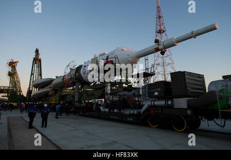 Das Raumschiff Sojus MS-02 ist nach der Ankunft an der Startrampe auf Sonntag, 16. Oktober 2016 am Weltraumbahnhof Baikonur in Kasachstan gesehen.  Expedition 49 Flugingenieur Shane Kimbrough der NASA, Sojus Kommandant Sergey Ryzhikov von Roskosmos und Flugingenieur Andrey Borisenko von Roskosmos werden voraussichtlich am 19. Oktober vom Weltraumbahnhof Baikonur in Kasachstan starten. Stockfoto