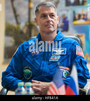 Expedition 49 Flugingenieur Shane Kimbrough wird in Quarantäne hinter Glas im Rahmen einer Pressekonferenz der Besatzung Dienstag, 18. Oktober 2016 im Kosmonauten Hotel in Baikonur, Kasachstan gesehen.  Kimbrough, mit seiner Expedition 49 Kameraden Sojus-Kommandant Sergey Ryzhikov und Flugingenieur Andrey Borisenko von Roskosmos werden voraussichtlich auf der internationalen Raumstation ISS an Bord der Sojus MS-02-Raumschiff vom Weltraumbahnhof Baikonur am 19. Oktober starten. Stockfoto