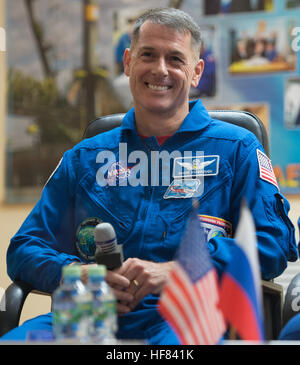 Expedition 49 Flugingenieur Shane Kimbrough wird in Quarantäne hinter Glas im Rahmen einer Pressekonferenz der Besatzung Dienstag, 18. Oktober 2016 im Kosmonauten Hotel in Baikonur, Kasachstan gesehen.  Kimbrough, mit seiner Expedition 49 Kameraden Sojus-Kommandant Sergey Ryzhikov und Flugingenieur Andrey Borisenko von Roskosmos werden voraussichtlich auf der internationalen Raumstation ISS an Bord der Sojus MS-02-Raumschiff vom Weltraumbahnhof Baikonur am 19. Oktober starten. Stockfoto