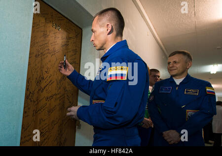 Expedition 49 Sojus-Kommandant Sergey Ryzhikov Roscosmos führt die traditionelle Tür signing bei der Kosmonauten-Hotel vor der Abreise des Hotels für den Start einer Sojus-Rakete mit anderen Kameraden, Mittwoch, 19. Oktober 2016 in Baikonur, Kasachstan.  Ryzhikov, startet Shane Kimbrough der NASA und Andrey Borisenko von Roskosmos in ihrem Raumschiff Sojus MS-02 auf der internationalen Raumstation zu eine viermonatigen Mission zu beginnen. Stockfoto