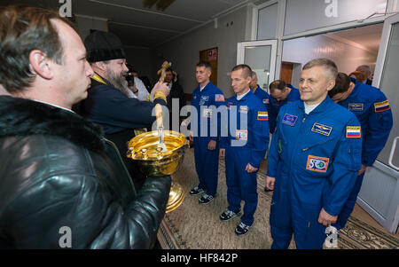 Expedition 49 Flug Ingenieur Shane Kimbrough der NASA, links, Sojus-Kommandant Sergey Ryzhikov Roskosmos, Center, und Flugingenieur Andrey Borisenko von Roskosmos erhalten den traditionellen Segen von einem russisch-orthodoxen Priester im Hotel Kosmonauten vor dem Start an Bord der Sojus MS-02-Raumschiff zur internationalen Raumstation ISS, Mittwoch, 19. Oktober 2016 in Baikonur, Kasachstan.  Kimbrough, Ryzhikov und Borisenko verbringen die nächsten vier Monate Leben und arbeiten an Bord der internationalen Raumstation ISS. Stockfoto